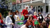 ОБРАДОВАЛИ ЗАПОСЛЕНЕ У ДЗ ВОЖДОВАЦ: Малишани ишаарали поклонили 800 јаја ОБРАДОВАЛИ ЗАПОСЛЕНЕ У ДЗ ВОЖДОВАЦ: Малишани ишаарали поклонили 800 јаја