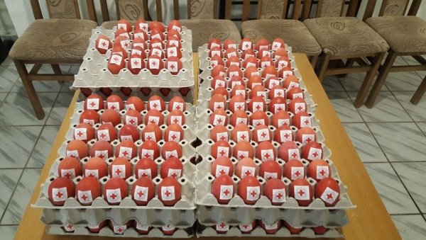 ЛЕПА ТРАДИЦИЈА: Црвени крст поделио деци ускршња јаја