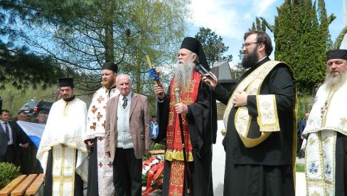 JOANIKIJE NA POMENU U MURINI: NATO bezbožnici pobili decu, pa govorili da su kolateralna šteta (FOTO) JOANIKIJE NA POMENU U MURINI: NATO bezbožnici pobili decu, pa govorili da su kolateralna šteta (FOTO)