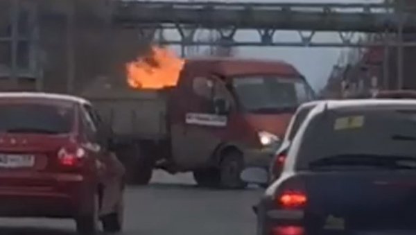 ЗАПАЉЕНИ КАМИОН ЈУРИ ПО ПУТУ: Шокантан снимак - ево шта је возач урадио док је пламен гутао возило (ВИДЕО) ЗАПАЉЕНИ КАМИОН ЈУРИ ПО ПУТУ: Шокантан снимак - ево шта је возач урадио док је пламен гутао возило (ВИДЕО)
