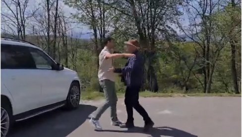 ЂОКОВИЋ НЕ МОЖЕ БЕЗ БОСАНСКИХ ПИРАМИДА: Погледајте како је Семир дочекао Новака, Јелену и децу, дан после Васкрса (ВИДЕО) ЂОКОВИЋ НЕ МОЖЕ БЕЗ БОСАНСКИХ ПИРАМИДА: Погледајте како је Семир дочекао Новака, Јелену и децу, дан после Васкрса (ВИДЕО)