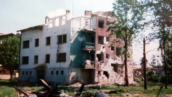 БИО ЈЕ ТО ПРАВИ ПАКАО! Почетком маја 1999. године радничко насеље Колонија у Ваљеву срушиле НАТО бомбе БИО ЈЕ ТО ПРАВИ ПАКАО! Почетком маја 1999. године радничко насеље Колонија у Ваљеву срушиле НАТО бомбе