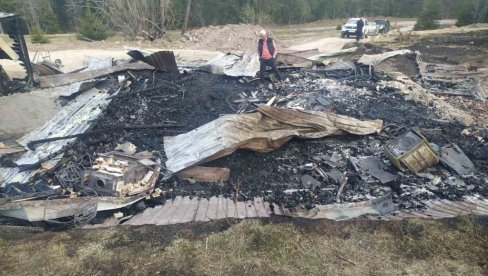OD LUKSUZNE VIKENDICE OSTALO ZGARIŠTE: Kod Prijepolja obijena, pa zapaljena brvnara (FOTO) OD LUKSUZNE VIKENDICE OSTALO ZGARIŠTE: Kod Prijepolja obijena, pa zapaljena brvnara (FOTO)