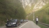 KILOMETARSKA KOLONA NA GRANICI: Crnogorci krenuli iz Srbije posle praznika (VIDEO) KILOMETARSKA KOLONA NA GRANICI: Crnogorci krenuli iz Srbije posle praznika (VIDEO)