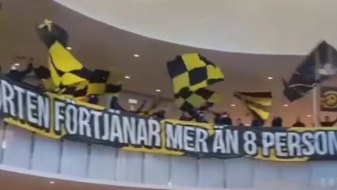 KADA NE MOGU STADION, NAVIJAČI NAPUNILI TRĐNI CENTAR: Šveđani obesmislili mere protiv Kovida (VIDEO) KADA NE MOGU STADION, NAVIJAČI NAPUNILI TRĐNI CENTAR: Šveđani obesmislili mere protiv Kovida (VIDEO)