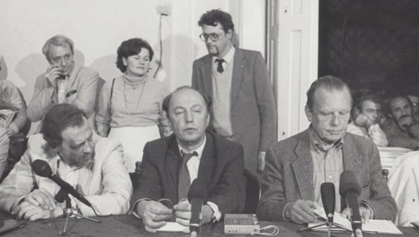 ИН МЕМОРИАМ - ОД НЕОАВАНГАРДЕ ДО КЛАСИКЕ: Песник, новинар и културни делатник Предраг Богдановић Ци отишао у вечност ИН МЕМОРИАМ - ОД НЕОАВАНГАРДЕ ДО КЛАСИКЕ: Песник, новинар и културни делатник Предраг Богдановић Ци отишао у вечност