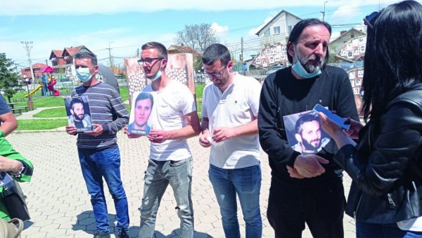 РАСВЕТЛИТИ УБИСТВА И КИДНАПОВАЊА НОВИНАРА: Светски дан слободе медија обележен у Београду и Грачаници, уз позиве колегама да се не деле РАСВЕТЛИТИ УБИСТВА И КИДНАПОВАЊА НОВИНАРА: Светски дан слободе медија обележен у Београду и Грачаници, уз позиве колегама да се не деле