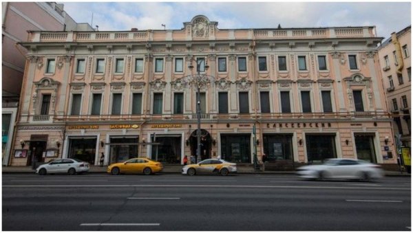 РАТ МОСКОВЉАНА ЗА КУЛТНУ ТРГОВИНУ: Репортер Новости у Јелисејевском магазину, продавници са патином РАТ МОСКОВЉАНА ЗА КУЛТНУ ТРГОВИНУ: Репортер Новости у Јелисејевском магазину, продавници са патином
