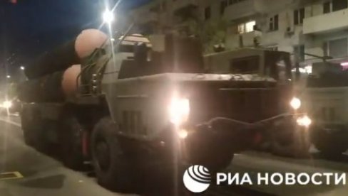 РУСИЈА НА НОГАМА: С-400 на улицама Крима (ВИДЕО) РУСИЈА НА НОГАМА: С-400 на улицама Крима (ВИДЕО)