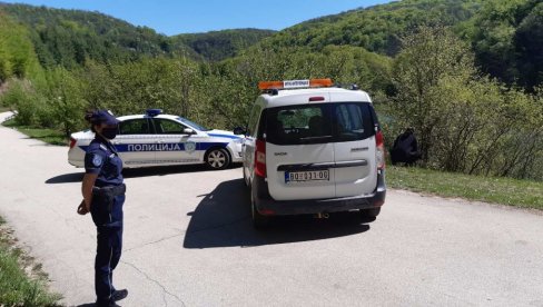 U TOKU POTRAGA ZA MLADIĆEM U JEZERU KOD MAJDANPEKA: Ronioci stigli na mesto nesreće (FOTO/VIDEO) U TOKU POTRAGA ZA MLADIĆEM U JEZERU KOD MAJDANPEKA: Ronioci stigli na mesto nesreće (FOTO/VIDEO)