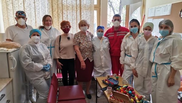 НЕУМОРНЕ ТОКОМ ПРАЗНИКА: Чланице хуманитарног удружења Коло обрадовале дежурне службе у Крушевцу НЕУМОРНЕ ТОКОМ ПРАЗНИКА: Чланице хуманитарног удружења Коло обрадовале дежурне службе у Крушевцу