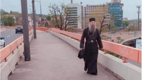 NOVA SLIKA PATRIJARHA PORFIRIJA KAKO PEŠAČI: Deli se društvenim mrežama uz komentar Jevanđelski put od 9 kilometara (FOTO) NOVA SLIKA PATRIJARHA PORFIRIJA KAKO PEŠAČI: Deli se društvenim mrežama uz komentar Jevanđelski put od 9 kilometara (FOTO)