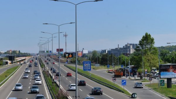 ГЕСТ ВРЕДАН СВАКЕ ПОХВАЛЕ: Жени пукла гума на ауто-путу док је у возилу са њом било и дете, а онда су у помоћ прискочила два младића ГЕСТ ВРЕДАН СВАКЕ ПОХВАЛЕ: Жени пукла гума на ауто-путу док је у возилу са њом било и дете, а онда су у помоћ прискочила два младића
