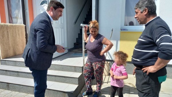 ДА ДОЧЕКАЈУ СРЕЋУ ЗВАНУ „СВОЈ ДОМ“: Градоначелник Љубиша Петровић на градилишту кућа за Роме у Бијељини (ФОТО) ДА ДОЧЕКАЈУ СРЕЋУ ЗВАНУ „СВОЈ ДОМ“: Градоначелник Љубиша Петровић на градилишту кућа за Роме у Бијељини (ФОТО)