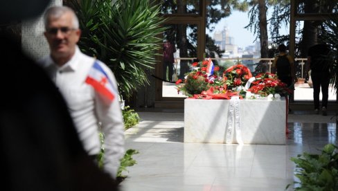 DOŠAO SAM DA UNIŠTIM USTAŠKO LEGLO Muškarac bacio molotovljev koktel na Titov grob - Detalji napada na Kuću cveća DOŠAO SAM DA UNIŠTIM USTAŠKO LEGLO Muškarac bacio molotovljev koktel na Titov grob - Detalji napada na Kuću cveća