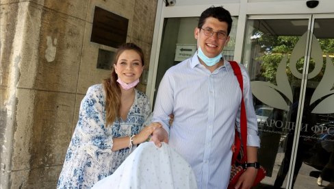 НАСМЕЈАНА И ПРЕСРЕЋНА! Глумица Нина Јанковић са ћеркицом и супругом напустила породилиште (ФОТО) НАСМЕЈАНА И ПРЕСРЕЋНА! Глумица Нина Јанковић са ћеркицом и супругом напустила породилиште (ФОТО)