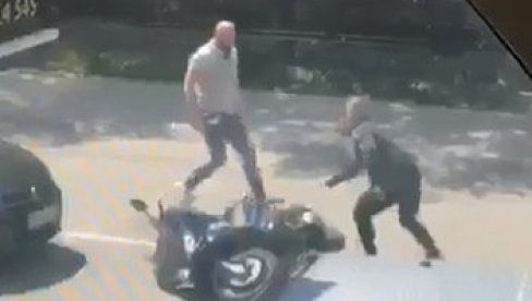 STRAVIČAN SNIMAK IZ NOVOG PAZARA: Zario mu nož u srce tokom tuče zbog udesa (VIDEO) STRAVIČAN SNIMAK IZ NOVOG PAZARA: Zario mu nož u srce tokom tuče zbog udesa (VIDEO)