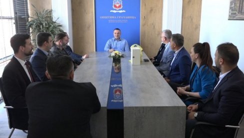 ОСЛОНАЦ ЈЕДНИ ДРУГИМА: Делегација Сремске Митровице боравила у дводневној посети Космету ОСЛОНАЦ ЈЕДНИ ДРУГИМА: Делегација Сремске Митровице боравила у дводневној посети Космету