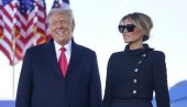 ТРАМП У ЗАГРЉАЈУ МЕЛАНИЈЕ УПУТИО НОВОГОДИШЊУ ЧЕСТИТКУ: Биће то сјајно време за Америку.. ТРАМП У ЗАГРЉАЈУ МЕЛАНИЈЕ УПУТИО НОВОГОДИШЊУ ЧЕСТИТКУ: Биће то сјајно време за Америку..