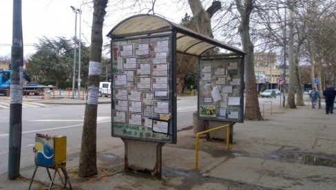 ТУЖАН ПРИЗОР У ЦЕНТРУ ГРАДА: Аутобуско стајалиште у Пожаревцу препуно умрлица (ФОТО) ТУЖАН ПРИЗОР У ЦЕНТРУ ГРАДА: Аутобуско стајалиште у Пожаревцу препуно умрлица (ФОТО)