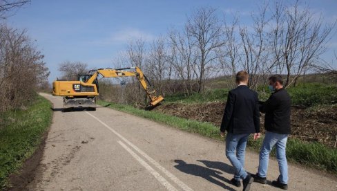 PUTARI U VRŠCU PRIONULI NA POSAO: Krpe rupe na gradskim putevima, čiste lokalne saobraćajnice i turističke destinacije PUTARI U VRŠCU PRIONULI NA POSAO: Krpe rupe na gradskim putevima, čiste lokalne saobraćajnice i turističke destinacije