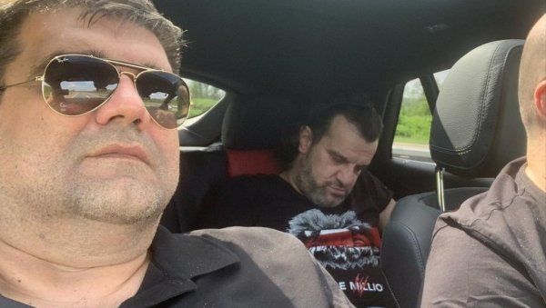 ДОК АЦА СПАВА ШОФЕР ГА ВОЗИ: Фолкер решио да више не ризикује у саобраћају ДОК АЦА СПАВА ШОФЕР ГА ВОЗИ: Фолкер решио да више не ризикује у саобраћају