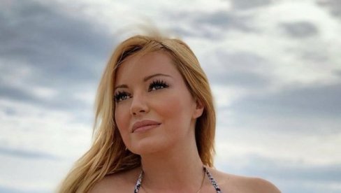 OTVORILA SEZONU KUPANJA: Pevačica Ivana Jordan otputovala u Grčku i uživa u solunskom zalivu OTVORILA SEZONU KUPANJA: Pevačica Ivana Jordan otputovala u Grčku i uživa u solunskom zalivu