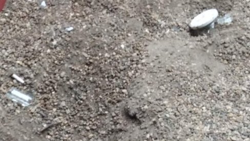 ПРВЕ ФОТОГРАФИЈЕ СА ИГРАЛИШТА: Нови детаљи ужаса у Новом Саду, деца пронашла ручну бомбу у песку (ФОТО) ПРВЕ ФОТОГРАФИЈЕ СА ИГРАЛИШТА: Нови детаљи ужаса у Новом Саду, деца пронашла ручну бомбу у песку (ФОТО)