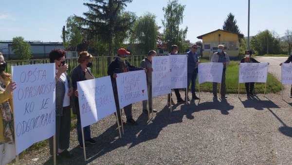 ТРАЖЕ ИЗМЕШТАЊЕ ОПАСНОГ ОТПАДА: Чланови неформалне групе грађана окупили се испред фабрике уља Биоил у Которском ТРАЖЕ ИЗМЕШТАЊЕ ОПАСНОГ ОТПАДА: Чланови неформалне групе грађана окупили се испред фабрике уља Биоил у Которском