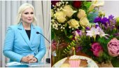 УЗ ЦВЕЋЕ И КЊИГА: Зорана Михајловић за рођендан добила поклоне од сарадника УЗ ЦВЕЋЕ И КЊИГА: Зорана Михајловић за рођендан добила поклоне од сарадника