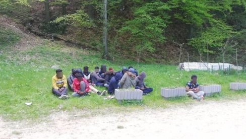 АКЦИЈА ГРАНИЧНЕ ПОЛИЦИЈЕ: Спречено кријумчарње 18 миграната АКЦИЈА ГРАНИЧНЕ ПОЛИЦИЈЕ: Спречено кријумчарње 18 миграната