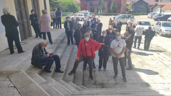 ПЉЕВЉАК СЕ ПОВРЕДИО ПРИЛИКОМ ИЗЛАСКА СА ПУНКТА ЗА ВАКЦИНАЦИЈУ: Хитно превезен у Клинички центар Црне Горе ПЉЕВЉАК СЕ ПОВРЕДИО ПРИЛИКОМ ИЗЛАСКА СА ПУНКТА ЗА ВАКЦИНАЦИЈУ: Хитно превезен у Клинички центар Црне Горе