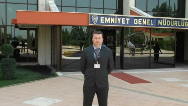 ТОНЧИЋ НОВИ НАЧЕЛНИК ПОЛИЦИЈЕ У БИЈЕЛОМ ПОЉУ: Колегијум директора Управе полиције ЦГ сменио Гребовића ТОНЧИЋ НОВИ НАЧЕЛНИК ПОЛИЦИЈЕ У БИЈЕЛОМ ПОЉУ: Колегијум директора Управе полиције ЦГ сменио Гребовића