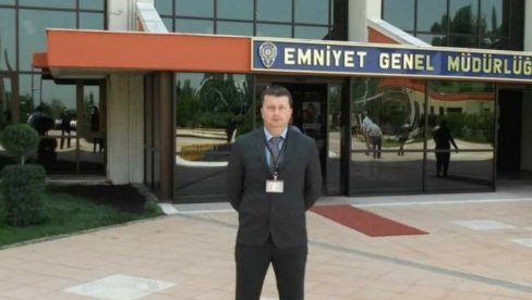ТОНЧИЋ НОВИ НАЧЕЛНИК ПОЛИЦИЈЕ У БИЈЕЛОМ ПОЉУ: Колегијум директора Управе полиције ЦГ сменио Гребовића ТОНЧИЋ НОВИ НАЧЕЛНИК ПОЛИЦИЈЕ У БИЈЕЛОМ ПОЉУ: Колегијум директора Управе полиције ЦГ сменио Гребовића
