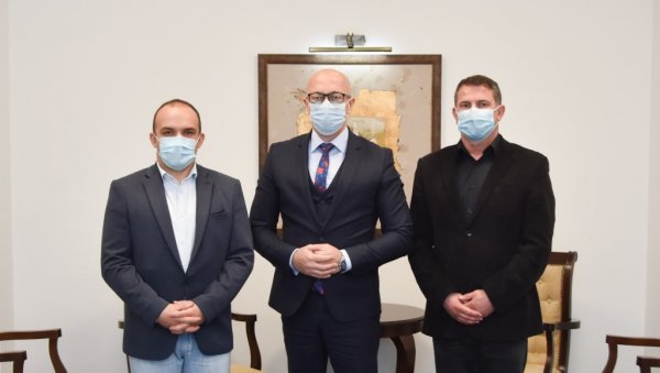 РАКИЋ СЕ САСТАО СА ПЕТКОВИЋЕМ И АРИТОНОВИЋЕМ: Подржан захтев за реализацију инфраструктурних пројеката РАКИЋ СЕ САСТАО СА ПЕТКОВИЋЕМ И АРИТОНОВИЋЕМ: Подржан захтев за реализацију инфраструктурних пројеката