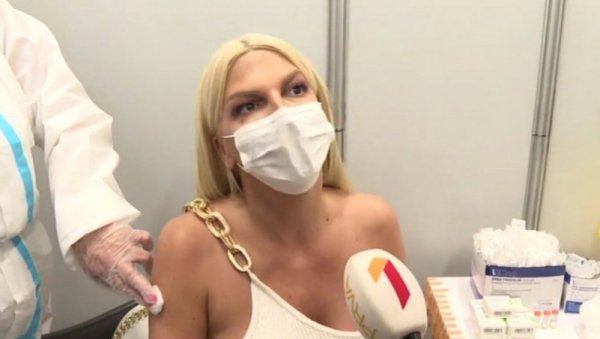 ОГЛАСИЛА СЕ КАРЛЕУША НАКОН ВАКЦИНАЦИЈЕ: Певачица открила како се осећа и са две речи објаснила све (ФОТО) ОГЛАСИЛА СЕ КАРЛЕУША НАКОН ВАКЦИНАЦИЈЕ: Певачица открила како се осећа и са две речи објаснила све (ФОТО)