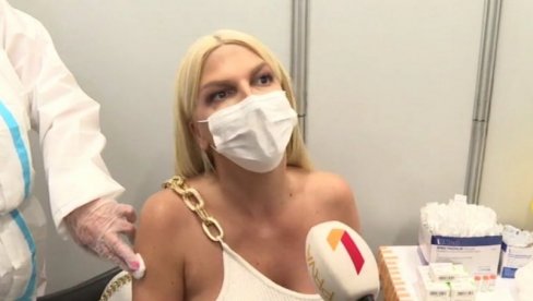 ОГЛАСИЛА СЕ КАРЛЕУША НАКОН ВАКЦИНАЦИЈЕ: Певачица открила како се осећа и са две речи објаснила све (ФОТО) ОГЛАСИЛА СЕ КАРЛЕУША НАКОН ВАКЦИНАЦИЈЕ: Певачица открила како се осећа и са две речи објаснила све (ФОТО)