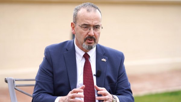ДЕЛИ ЛЕКЦИЈЕ О МЕДИЈИМА И УВЛАЧИ РУСЕ: Амбасадор САД Годфри се уплео у наше унутрашње ствари ДЕЛИ ЛЕКЦИЈЕ О МЕДИЈИМА И УВЛАЧИ РУСЕ: Амбасадор САД Годфри се уплео у наше унутрашње ствари