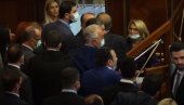 HAOS U SKUPŠTINI U PRIŠTINI: Sukob poslanika zbog dijaloga sa Beogradom i vakcinacije, pretio fizički obračun (VIDEO)