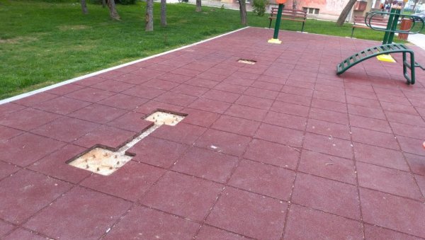ГРАЂАНИ ЗАЧУЂЕНИ: Нестале две справе са фитнес терена у Пожаревцу ГРАЂАНИ ЗАЧУЂЕНИ: Нестале две справе са фитнес терена у Пожаревцу