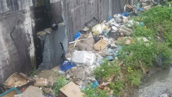 У КАЛУЂЕРИЦИ КАНАЛ ЗАТРПАН СМЕЋЕМ: Поток постао депонија У КАЛУЂЕРИЦИ КАНАЛ ЗАТРПАН СМЕЋЕМ: Поток постао депонија