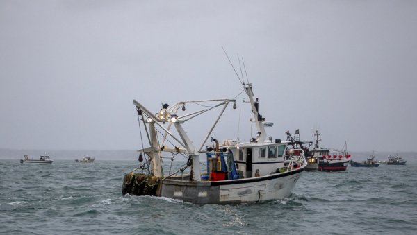 РИБАРИ ИЗВЕЛИ МОРНАРИЦУ: Напетост између Француске и Велике Британије у Ламаншу РИБАРИ ИЗВЕЛИ МОРНАРИЦУ: Напетост између Француске и Велике Британије у Ламаншу