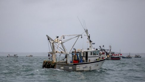 РИБАРИ ИЗВЕЛИ МОРНАРИЦУ: Напетост између Француске и Велике Британије у Ламаншу РИБАРИ ИЗВЕЛИ МОРНАРИЦУ: Напетост између Француске и Велике Британије у Ламаншу