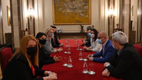 ВЕСИЋ СА ДЕЛЕГАЦИОЈОМ ХЕРЦЕГ НОВОГ: Сарадња Србије и Црне Горе као две најближе државе ВЕСИЋ СА ДЕЛЕГАЦИОЈОМ ХЕРЦЕГ НОВОГ: Сарадња Србије и Црне Горе као две најближе државе