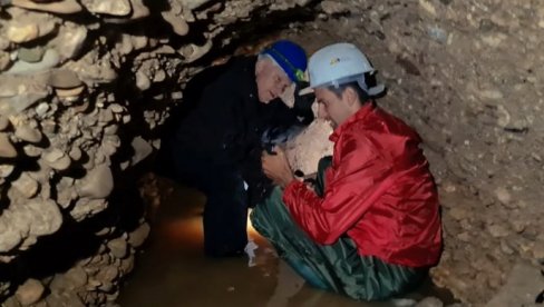 ЂОКОВИЋ У ТУНЕЛУ ГДЕ НИКО НИЈЕ БИО 5000 ГОДИНА: Новак и Семир у подземној авантури (ВИДЕО) ЂОКОВИЋ У ТУНЕЛУ ГДЕ НИКО НИЈЕ БИО 5000 ГОДИНА: Новак и Семир у подземној авантури (ВИДЕО)