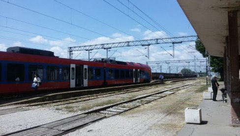 ČEKAO VOZ SA DRUGAROM, PA SE POPEO NA VAGON: Detalji tragedije u Rumi, ostao na mestu mrtav ČEKAO VOZ SA DRUGAROM, PA SE POPEO NA VAGON: Detalji tragedije u Rumi, ostao na mestu mrtav