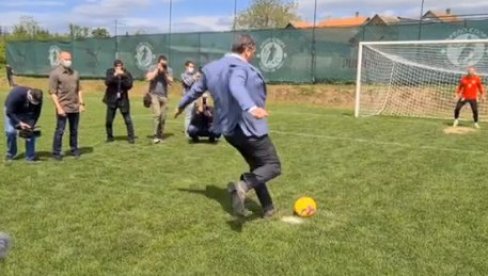 VUČIĆ ZATRESAO MREŽU SA JEDANAESTERCA! Pokazao zavidno fudbalsko znanje, pa poručio golmanu - Hvala Beli što si me pustio (VIDEO) VUČIĆ ZATRESAO MREŽU SA JEDANAESTERCA! Pokazao zavidno fudbalsko znanje, pa poručio golmanu - Hvala Beli što si me pustio (VIDEO)