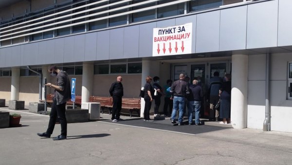 У ПАРАЋИНУ ДАТО 12.000 ПРВИХ ДОЗА ВАКЦИНА: Осим на пунктовима у Спортском центру, инунизација данас и у Рашевици У ПАРАЋИНУ ДАТО 12.000 ПРВИХ ДОЗА ВАКЦИНА: Осим на пунктовима у Спортском центру, инунизација данас и у Рашевици