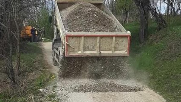 НАСИПАЈУ ДРУМОВЕ: Санација коловоза после зимске паузе у Крупњу НАСИПАЈУ ДРУМОВЕ: Санација коловоза после зимске паузе у Крупњу