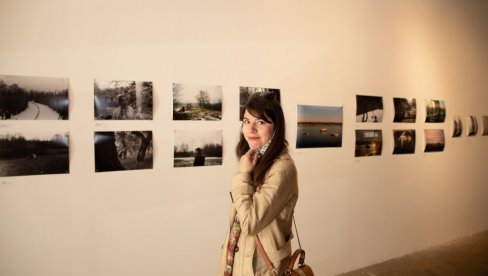 ИЗЛОЖБА ФОТОГРАФИЈА ИЗМЕЂУ: У Њујорку отворена поставка наше уметнице Емилије Гашић ИЗЛОЖБА ФОТОГРАФИЈА ИЗМЕЂУ: У Њујорку отворена поставка наше уметнице Емилије Гашић